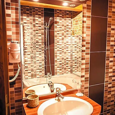 Les Ecuries De La Tour Hotel 3*